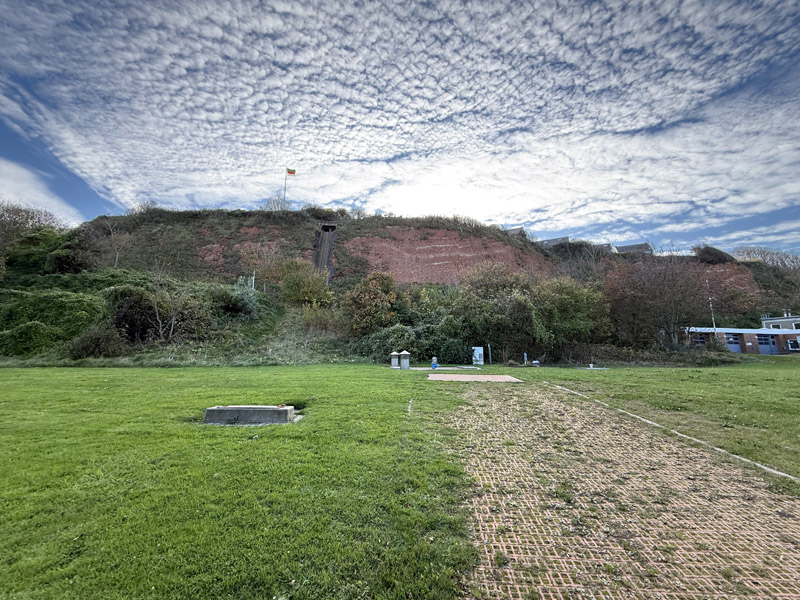Blick von der Kurpromenade hoch zum Wasserfall am Düsenjägerweg.