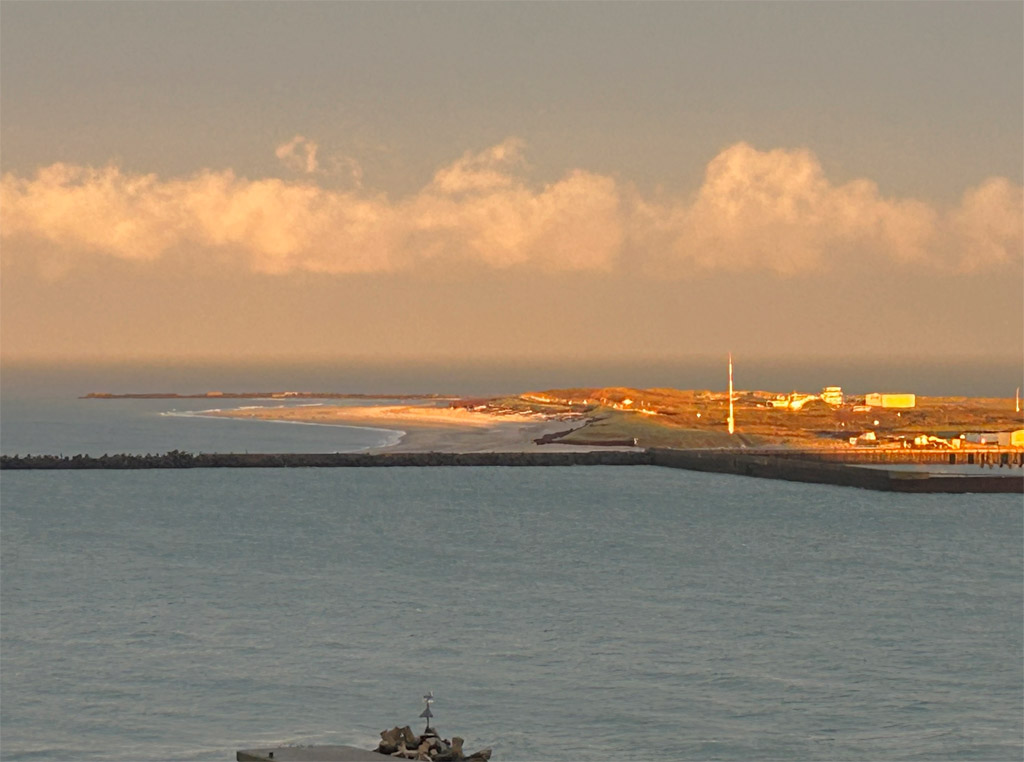 Der Westteil des Nordstrands der Düne liegt im Schatten Helgolands wärend der Ostteil noch von der Sonne beleuchtet wird.