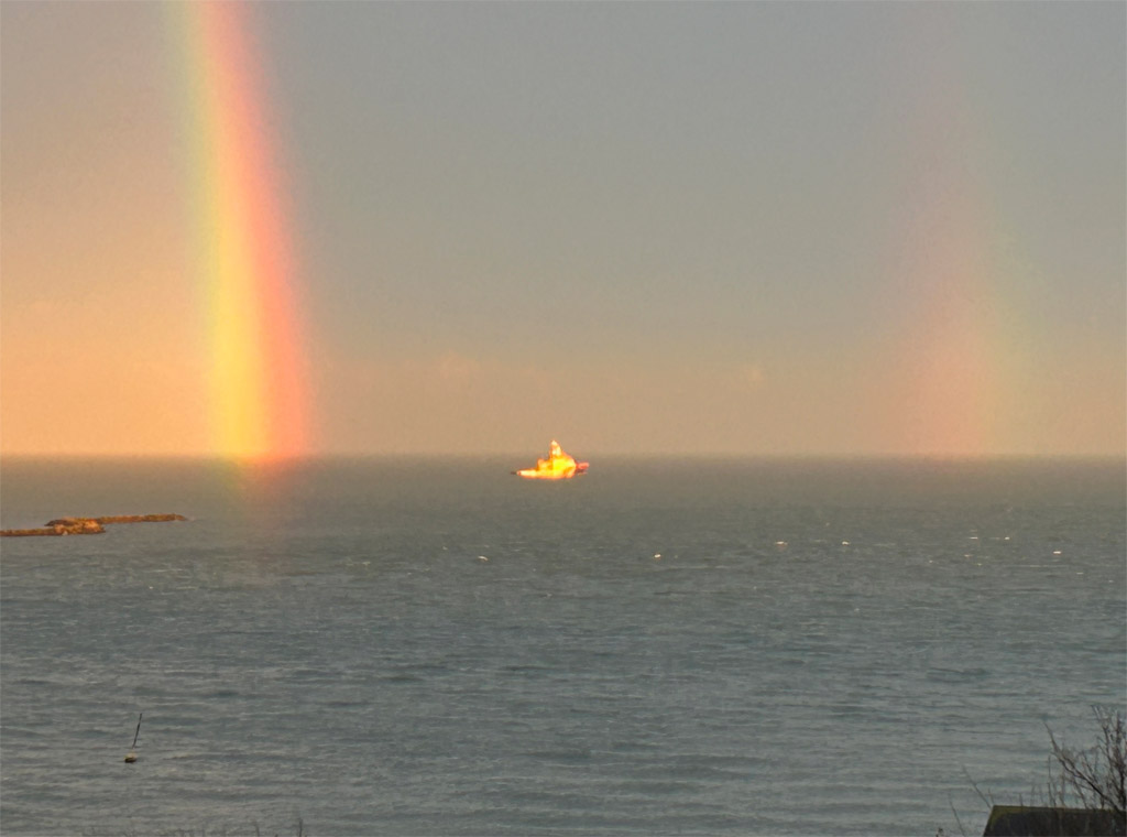 Die südöstlich der Düne ankernde Nordic genau zwischen Hauptregenbogen und Nebenregenbogen.