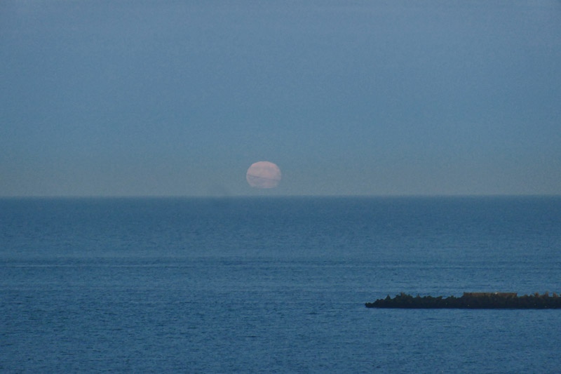 Luna geht etwas nördlich der Düne auf.