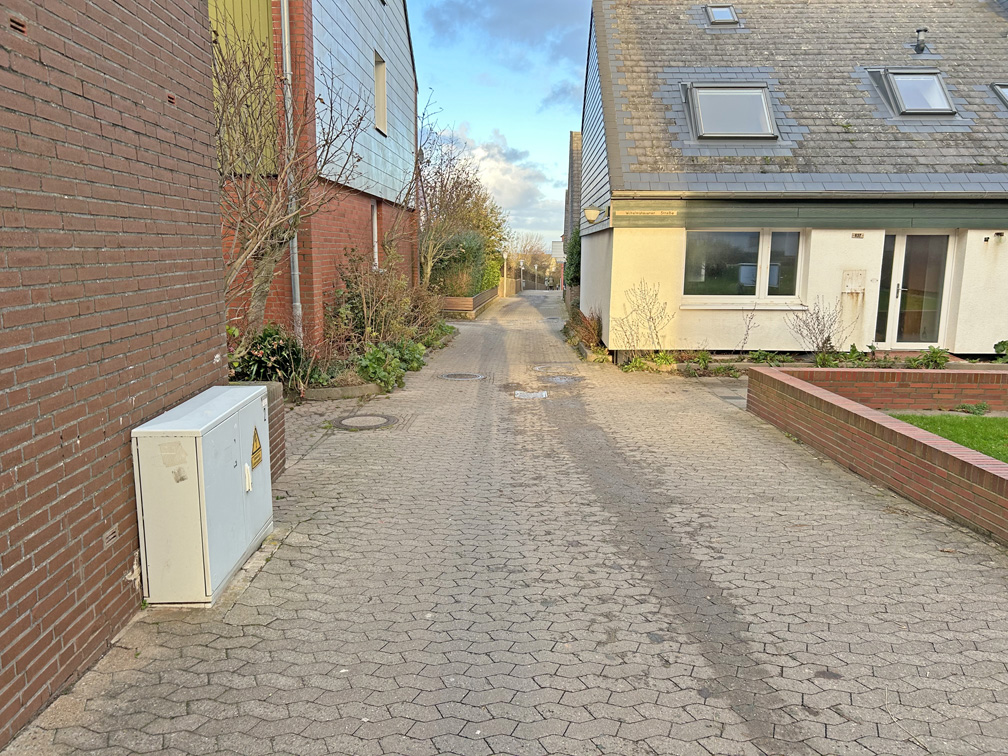 Ein langer Schattenwurf einer Person am 30.Oktober 2025 in der Kirchstraße auf Helgoland in Richtung Osten