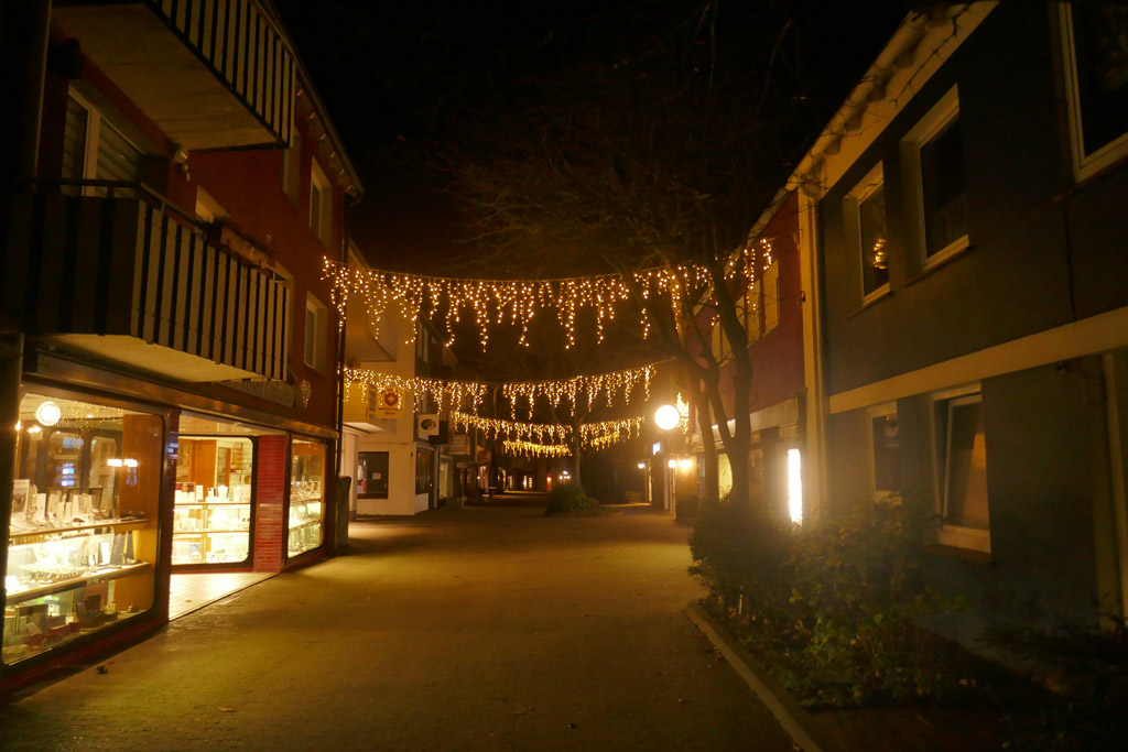 Eingeschaltete Weihnachtsbeleuchtung in der Siemensterrasse am 13. November 2025.