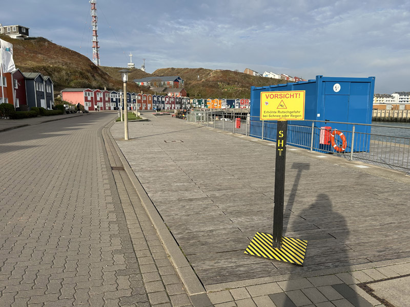 Warnschild Erhöhte Rutschgefahr bei Schnee und Regen an der Südecke des Scheibenhafens.
