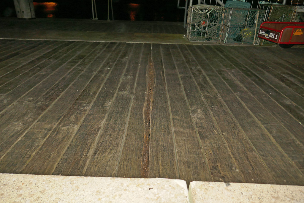 Tiefe Rillen durch morsches Holz am Holzbohlenweg am Scheibenhafen