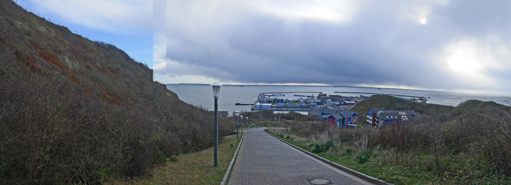 Panoramabild vom Autoberg auf Helgoland aus, über den Südhafen bis zum Horizont.