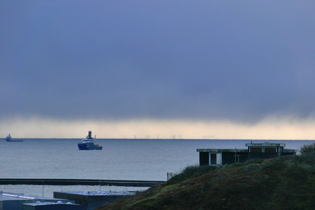 Bei sehr klarer Sicht ist das Windindustriegebiet Nordergründe in 45 Kilometer Entfernung von Helgoland aus zu sehen..