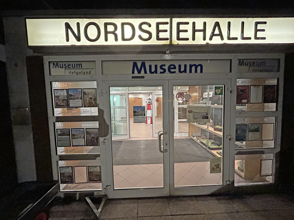 Nordseehalle Helgoland mit dem eingegliederten Museum.