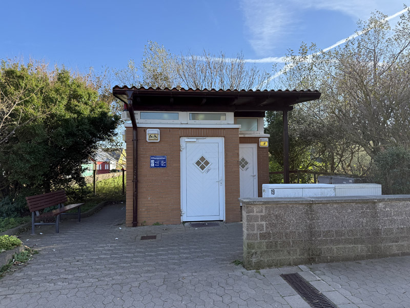 Die Öffentliche Toilette an der Ecke von An der Sapskuhle und Bop Stak.