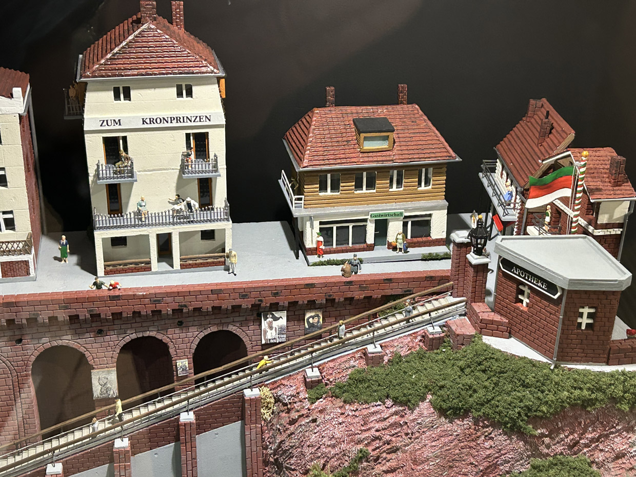 Kleiner Ausschnitt des Modells im Museum Helgoland von der Haupttreppe um 1900 .