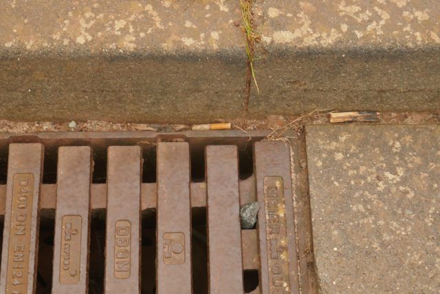 Zigarettenkippen am Autoberg auf Helgoland.