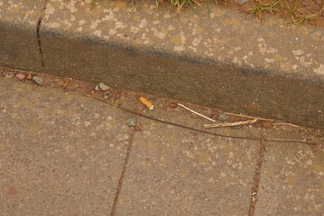 Zigarettenkippen am Autoberg auf Helgoland.