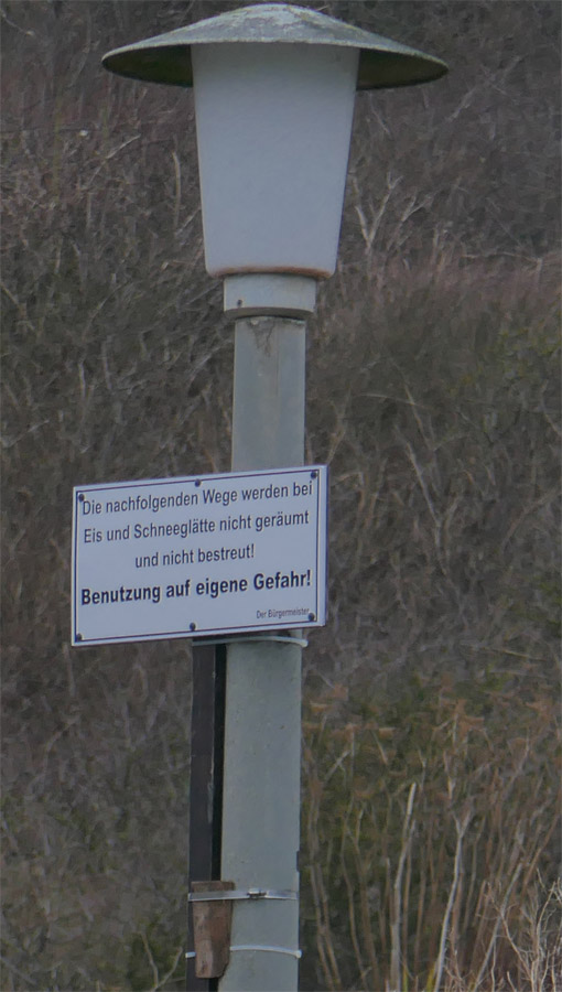 Ein Hinweisschild am Invasorenpfad auf Helgoland, dass bei Schnee- und Eisglätte nicht geräumt und gestreut wird.