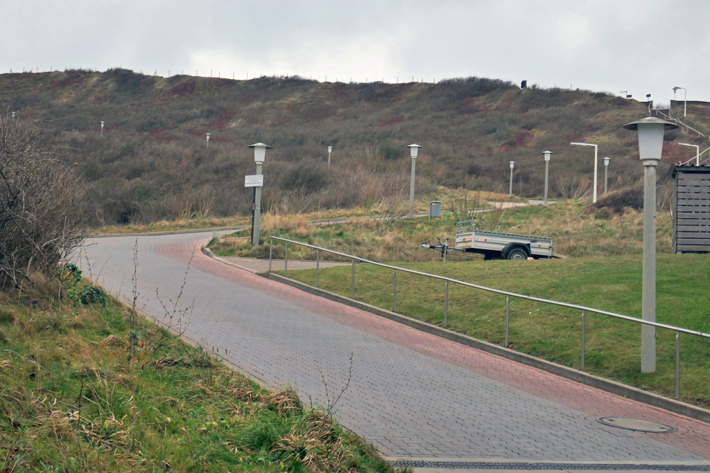 Ein Hinweisschild am Invasorenpfad auf Helgoland, dass bei Schnee- und Eisglätte nicht geräumt und gestreut wird.