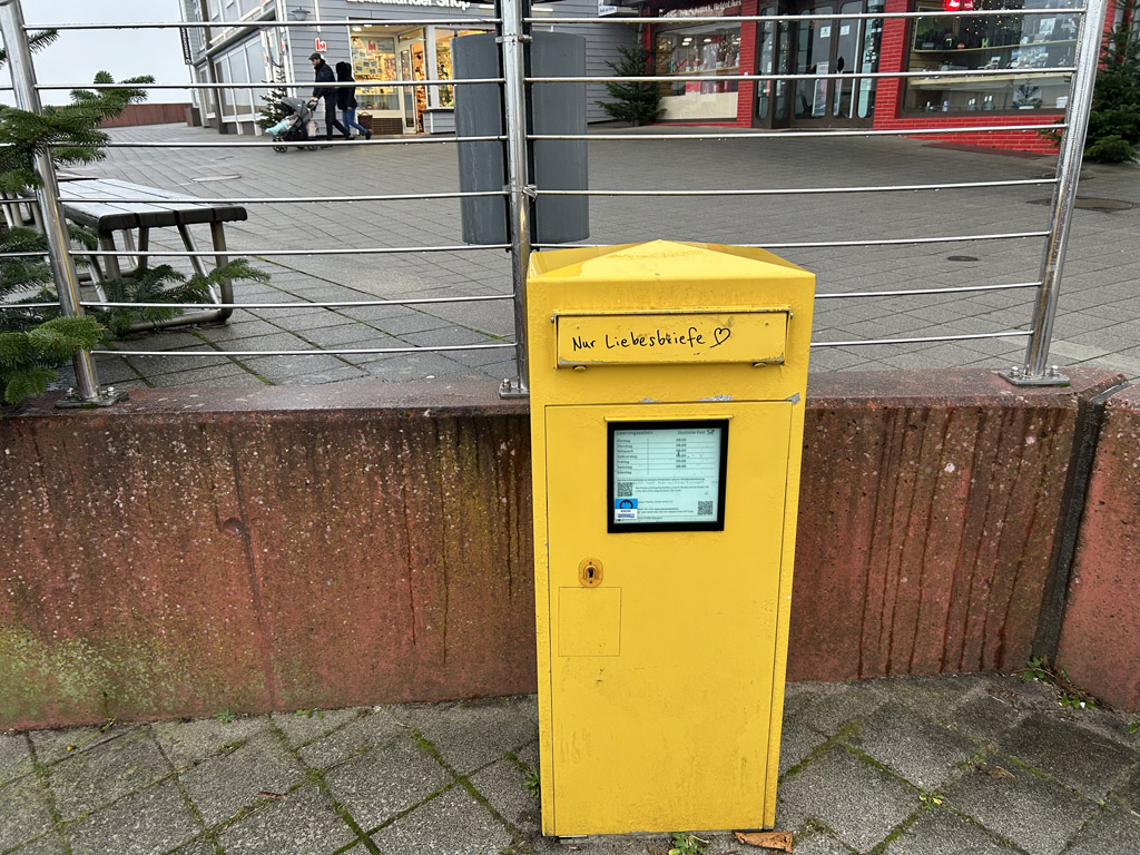 Ein Postbriefkasten auf Helgoland mit einem Grafiti "Nur Liebesbriefe".