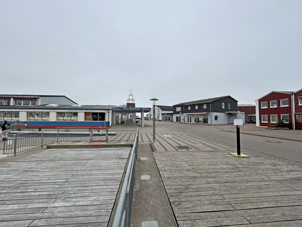 Bunkerstation links und rechts Parfürmerie Der Hafenshop auf Helgoland