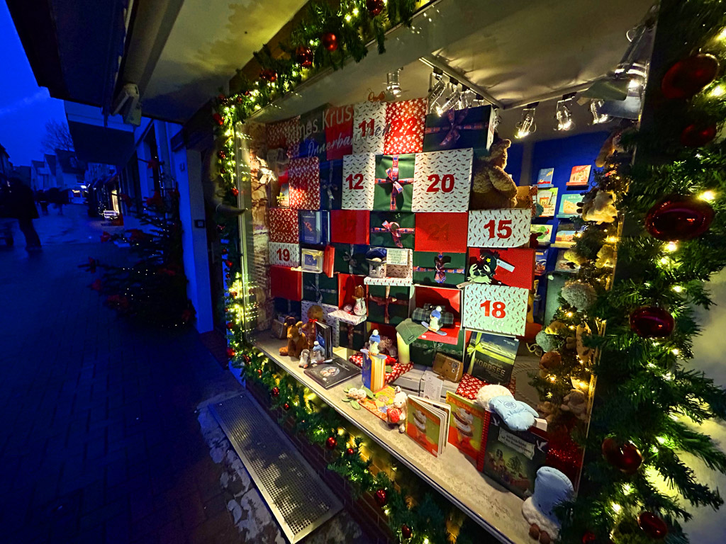 Weihnachtsschaufenster im James Kr&uuml;ss &Ouml;nnerbansken auf Helgoland im Steanaker.