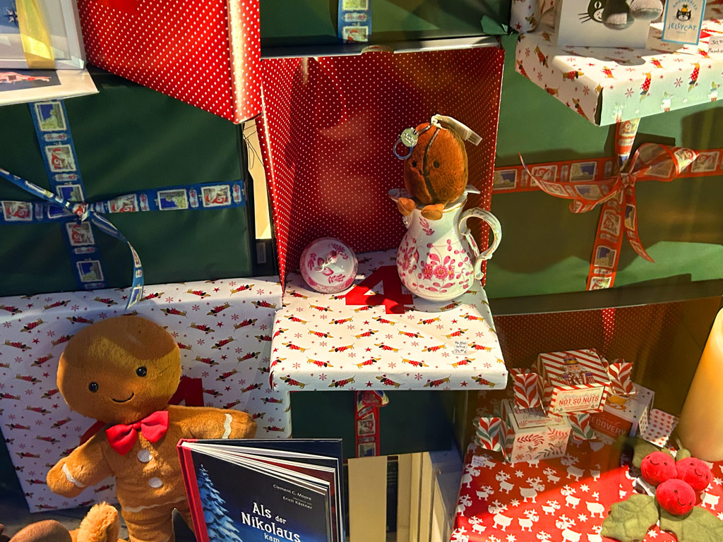 Detail im Weihnachtsschaufenster vom James Kr&uuml;ss &Ouml;nnerbansken auf Helgoland im Steanaker.