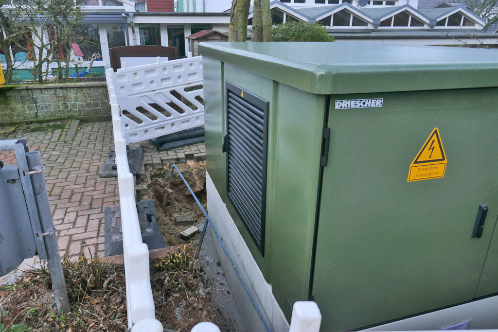 Eine der neuesten Trafostationen die gerade auf Helgoland installiert werden.