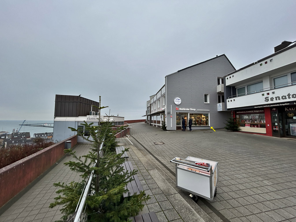 Mailänder Shop Helgoland am Falm beim Fahrstuhl