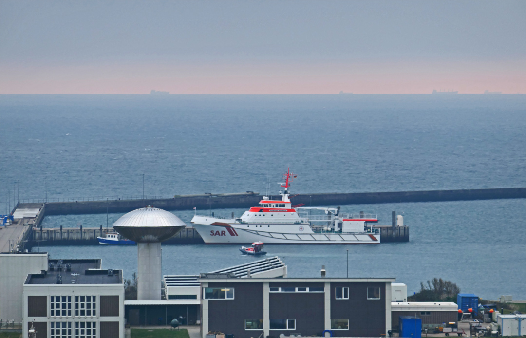 Das Tochterboot Verena neben ihrem Mutterschiff Hermann Marwede im S&uuml;dhafen Helgolands.