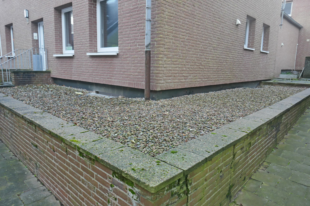 Ein Garten auf Helgoland mit Rasen, Blumen und Dekorationen .