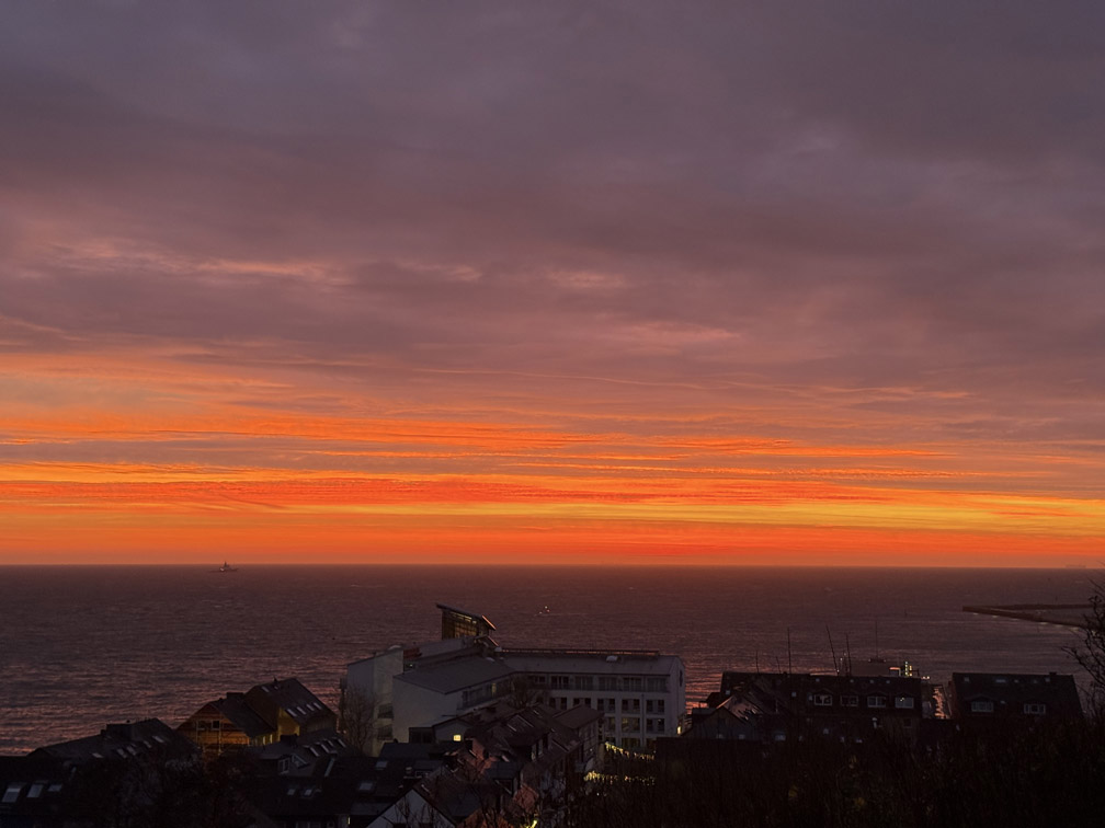 Vom Oberland auf Helgoland bot sich ein farbintensiver Sonnenaufgang.