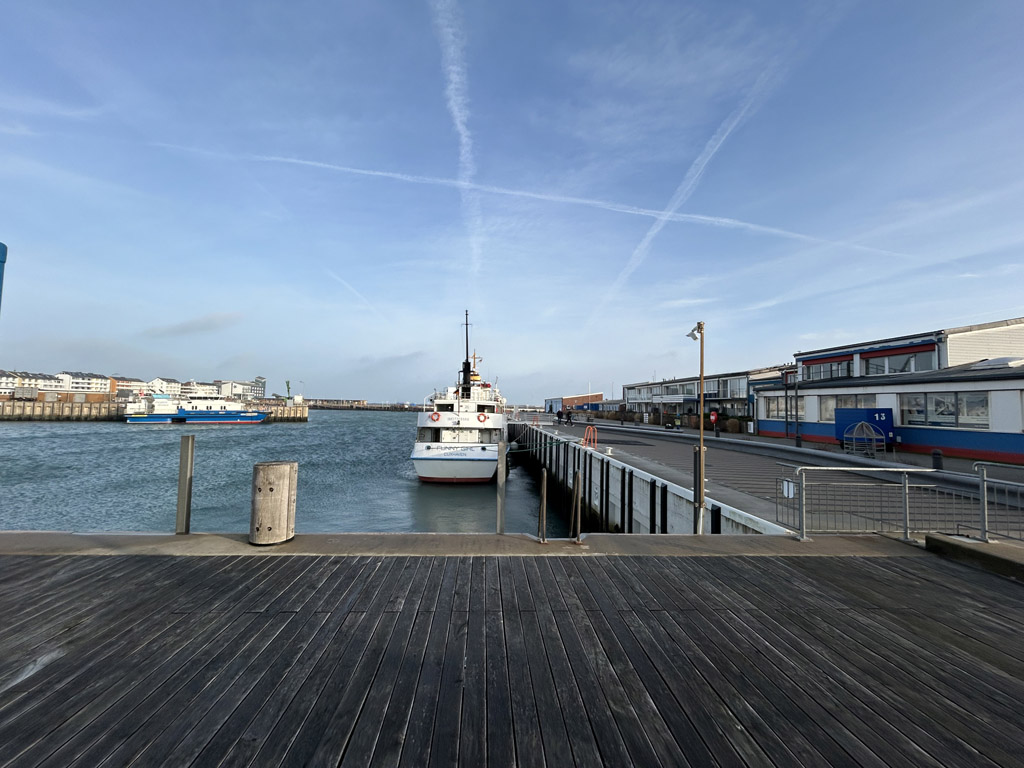 Die IMO-Nummer am Heck der Funny Girl in Helgolands Scheibenhafen (Binnenhafen).