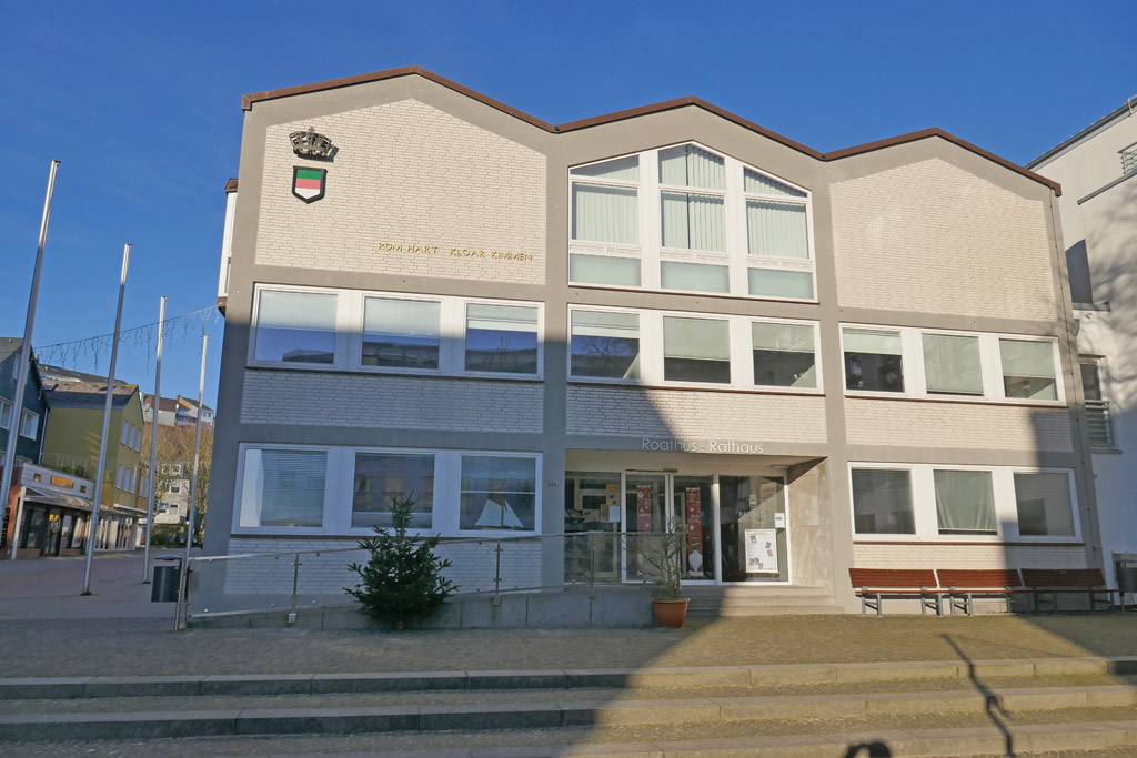 Das weihnachtlich geschm&uuml;ckte Rathaus auf Helgoland.