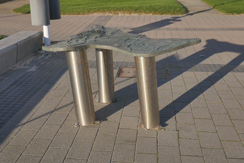 Das Blindentastmodell Helgolands an der Kurpromenade/Nordseeplatz auf Helgoland.