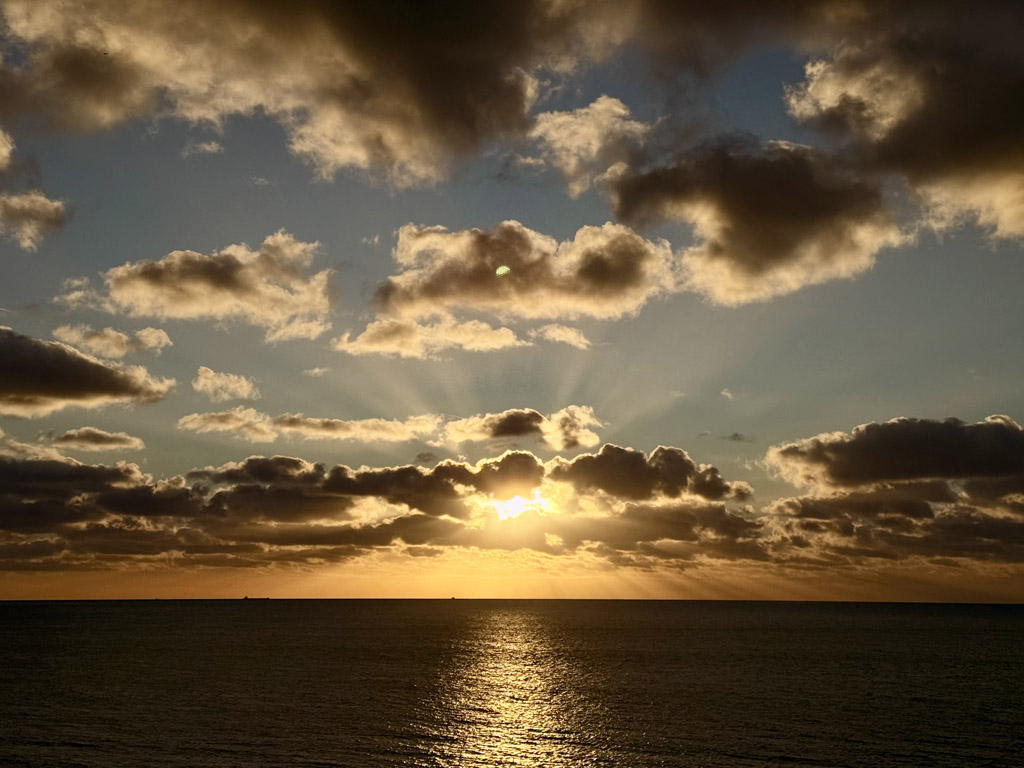 Kurz vor Sonnenuntergang der Westhorizont von Helgoland aus gesehen.