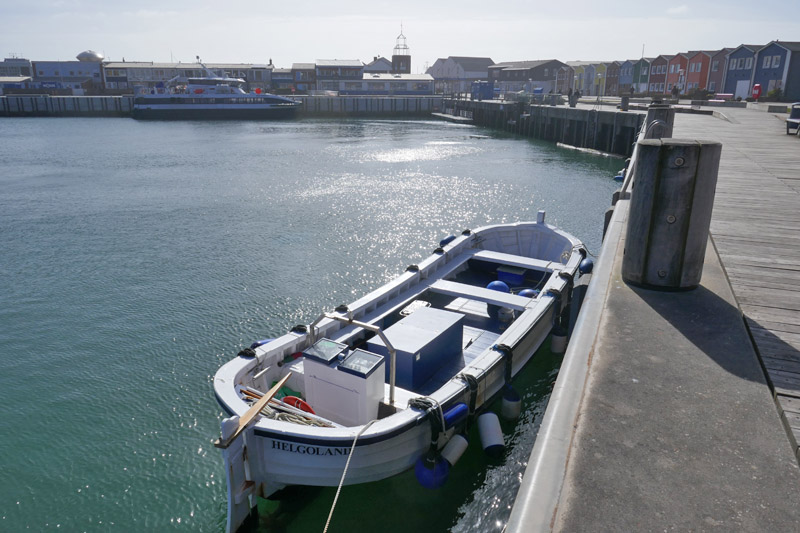 Ein Helgol&auml;nder B&ouml;rteboot hat im Scheibenhafen festgemacht.