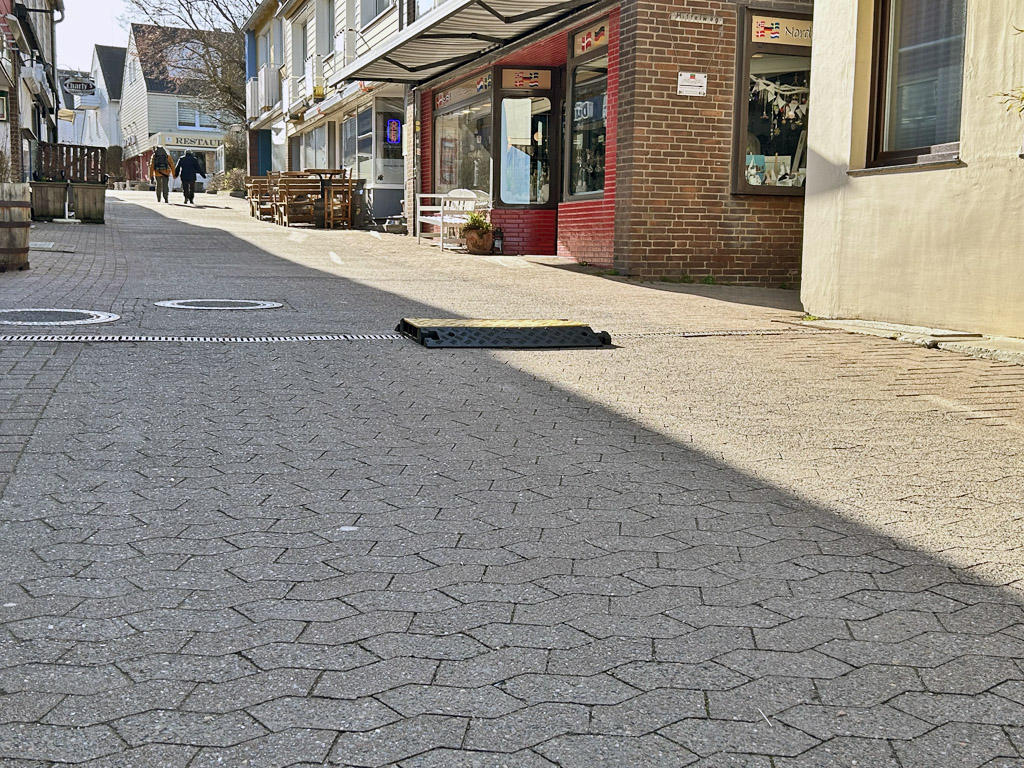 Einzelsegment einer Kabelschutzbr&uuml;cke liegt mitten im Steanaker auf Helgoland.