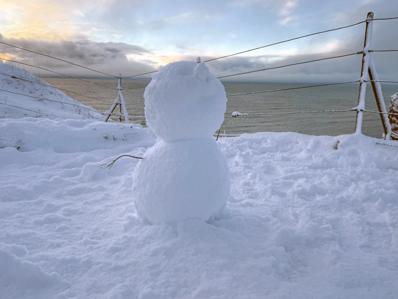 Schnee am Klippenrandweg an der Westseite Helgolands.