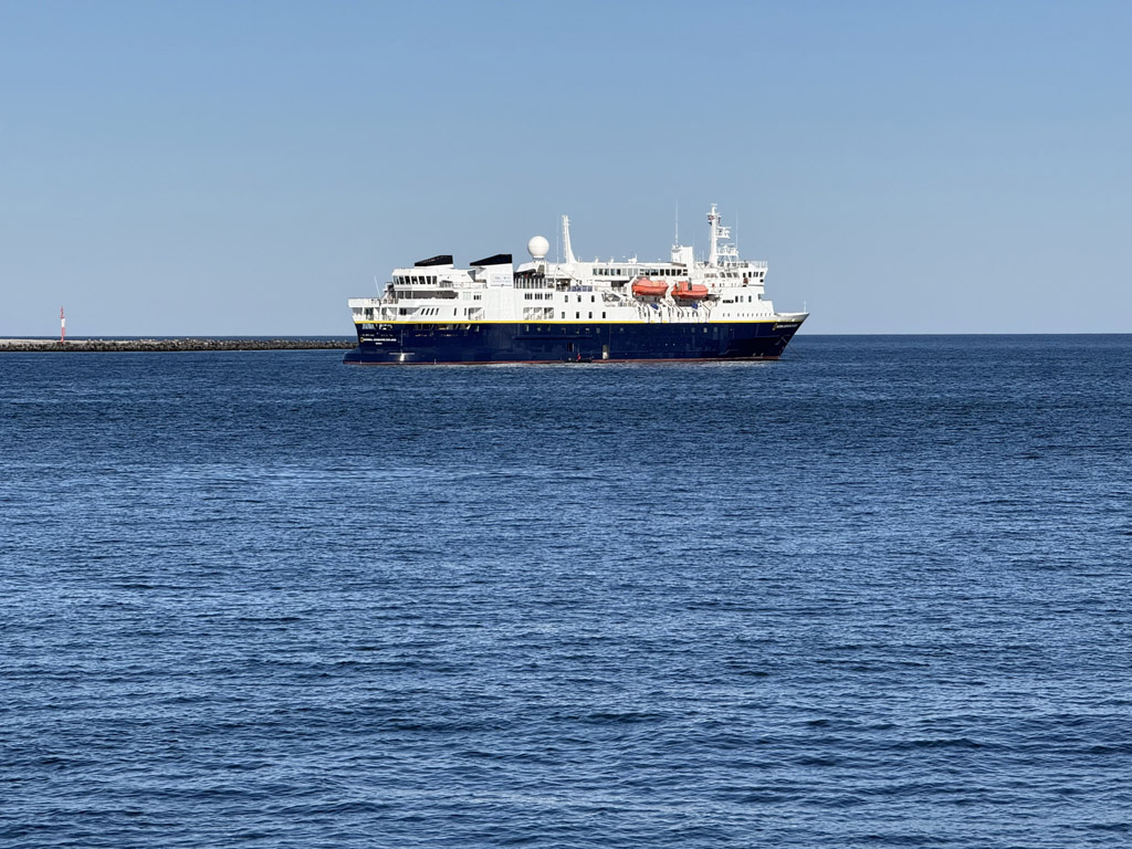 Kreuzfahrtschiff NG Explorer vor Anker auf der Reede Helgoland.