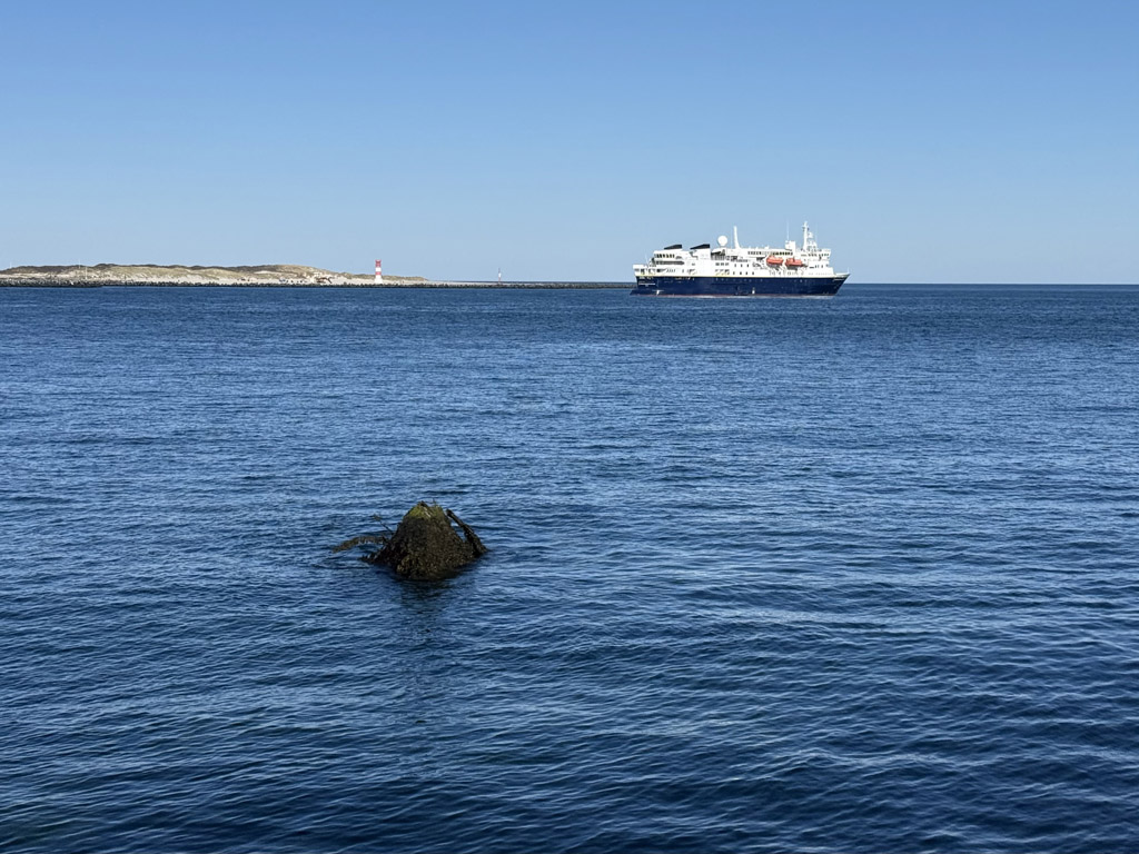 Kreuzfahrtschiff NG Explorer vor Anker auf der Reede Helgoland.