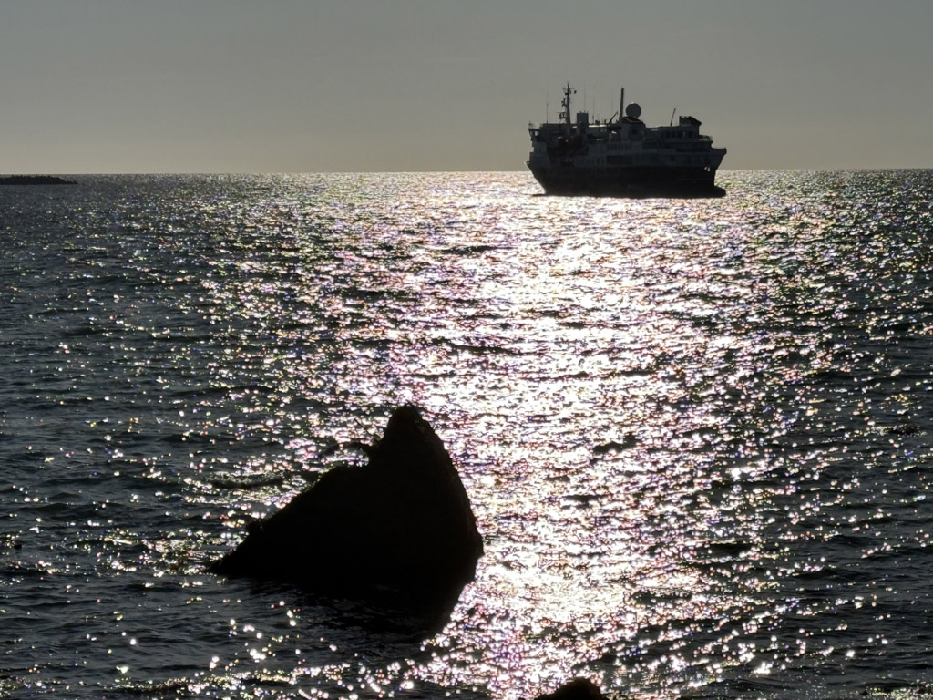 Kreuzfahrtschiff NG Explorer vor Anker auf der Reede Helgoland.