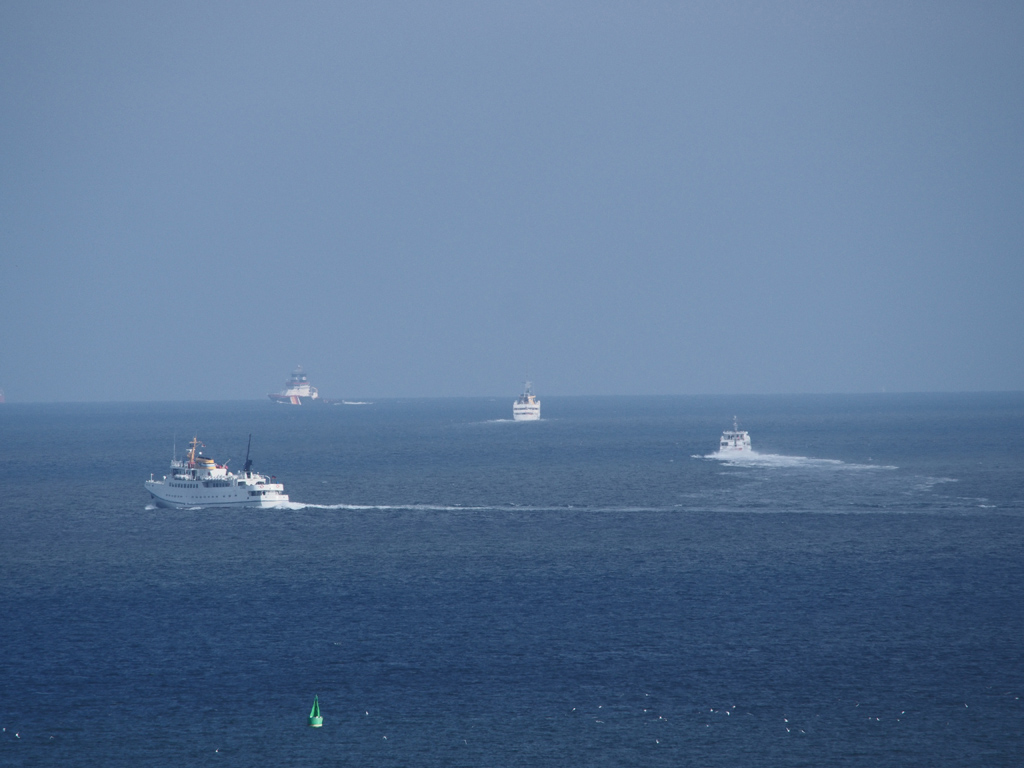 Schiffe auf dem Meer in Richtung Cuxhaven von Helgoland aus gesehen.
