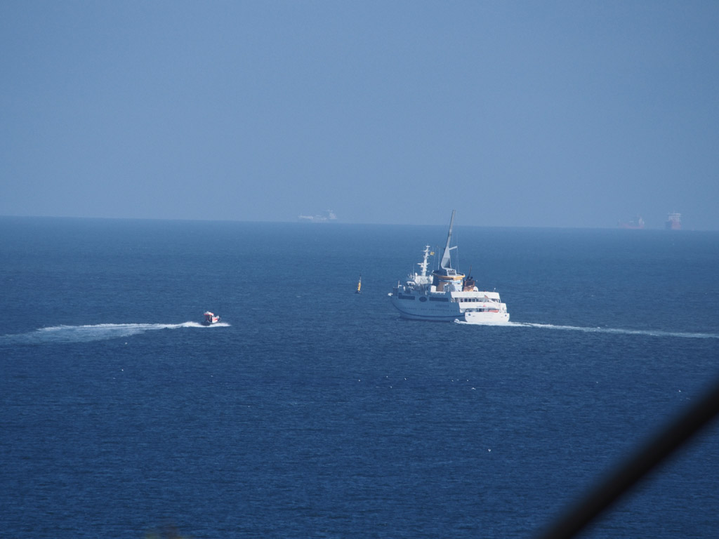 Die Verena bei einer Hochgeschwindigkeit-&Uuml;bungsfahrt &ouml;stlich Helgolands bei dem Richtung Cuxhaven fahrenden Seeb&auml;derschiff Helgoland.