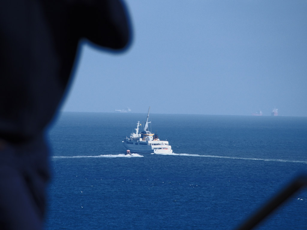 Die Verena bei einer Hochgeschwindigkeit-&Uuml;bungsfahrt &ouml;stlich Helgolands bei dem Richtung Cuxhaven fahrenden Seeb&auml;derschiff Helgoland.