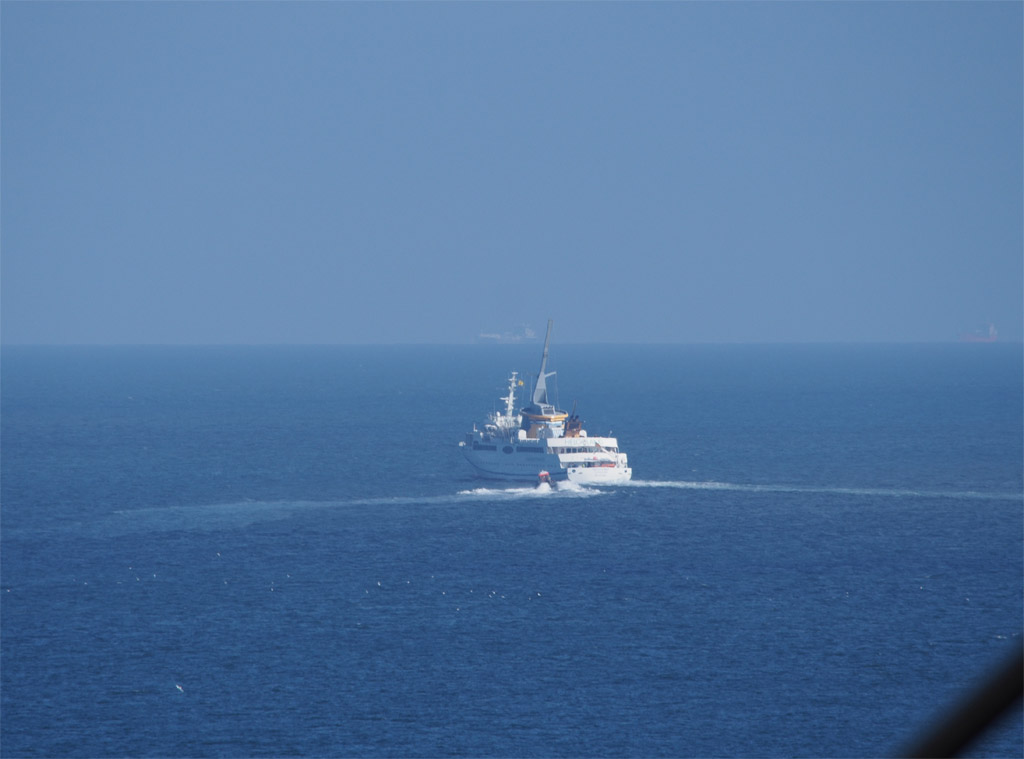 Die Verena bei einer Hochgeschwindigkeit-&Uuml;bungsfahrt &ouml;stlich Helgolands bei dem Richtung Cuxhaven fahrenden Seeb&auml;derschiff Helgoland.