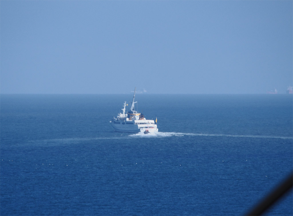 Die Verena bei einer Hochgeschwindigkeit-&Uuml;bungsfahrt &ouml;stlich Helgolands bei dem Richtung Cuxhaven fahrenden Seeb&auml;derschiff Helgoland.