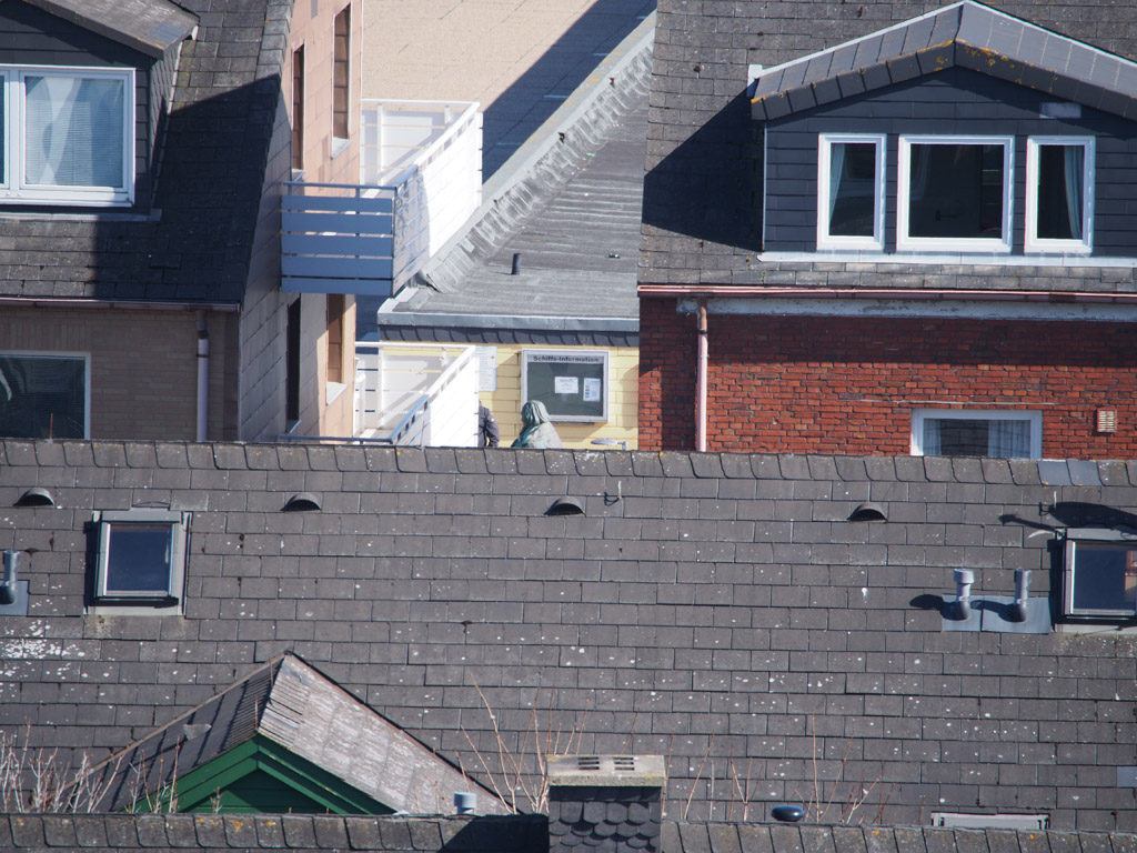 Das Hoffmann von Fallersleben Denkmal an der Landungsbr&uuml;cke auf Helgoland vom Falm aus gesehen .