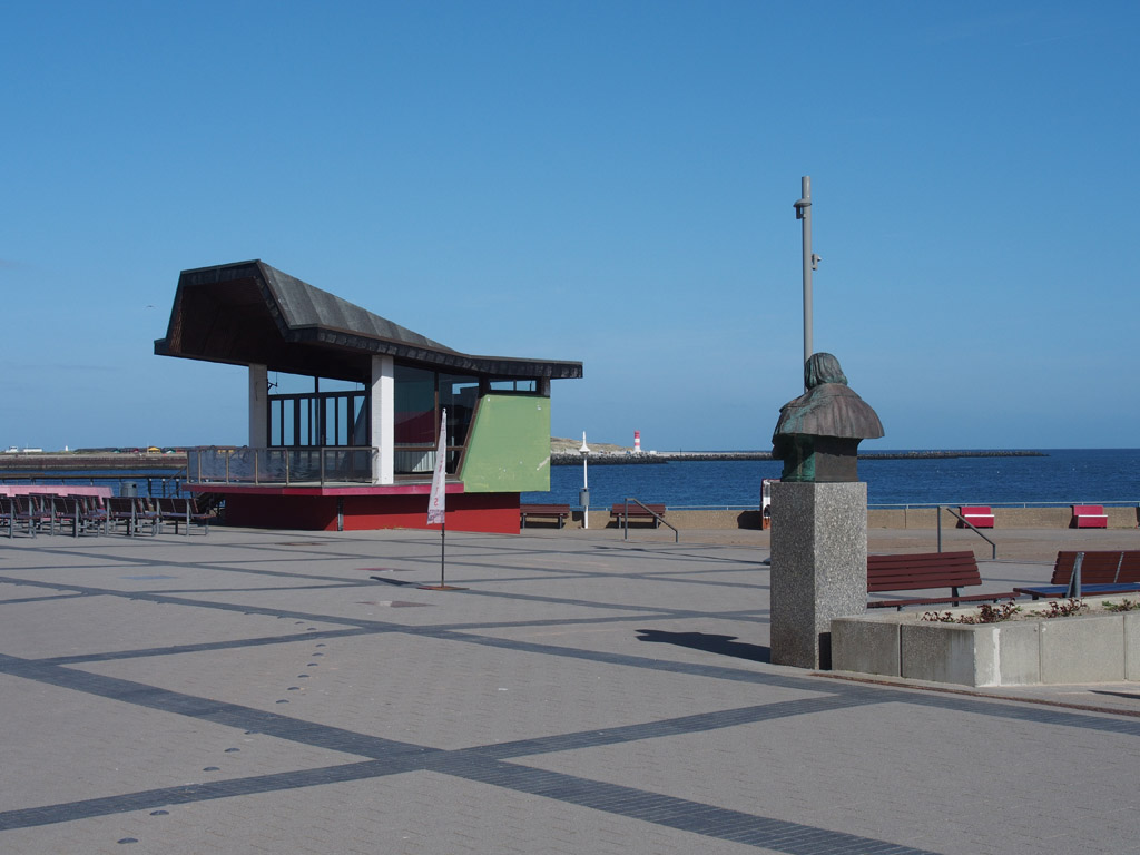 Das Hoffmann von Fallersleben Denkmal an der Landungsbr&uuml;cke auf Helgoland.