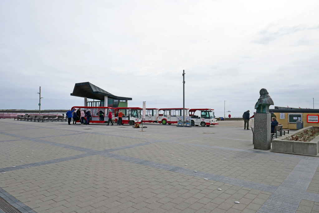 Zwischen Musikpavillon und Hoffmann von Fallersleben Denkmal ist der Start- und Endpunkt der Inselbahn.
