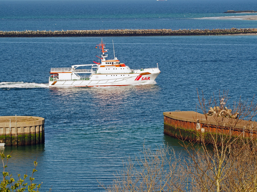 Seenotrettungskreuzer Hermann Marwede vor der Einfahrt des Nordosthafen Helgoland.
