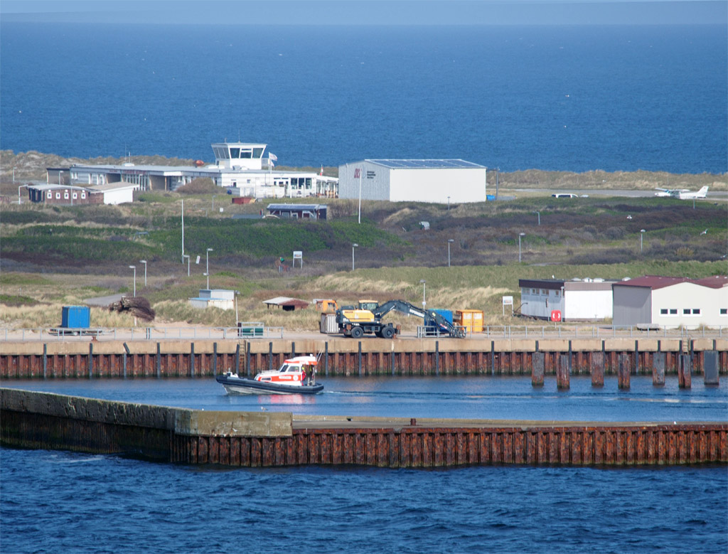 Seenotrettungskreuzer Hermann Marwede vor der Einfahrt des Nordosthafen Helgoland.