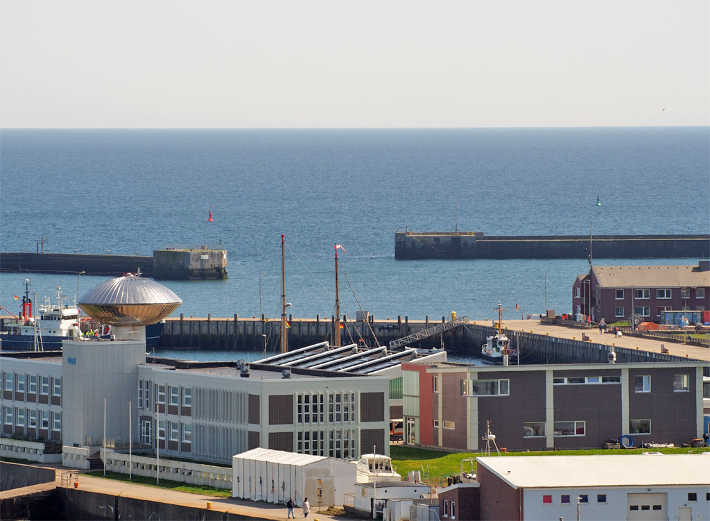 Der Molenkopf des Vorhafens auf Helgoland vom Oberland aus gesehen.