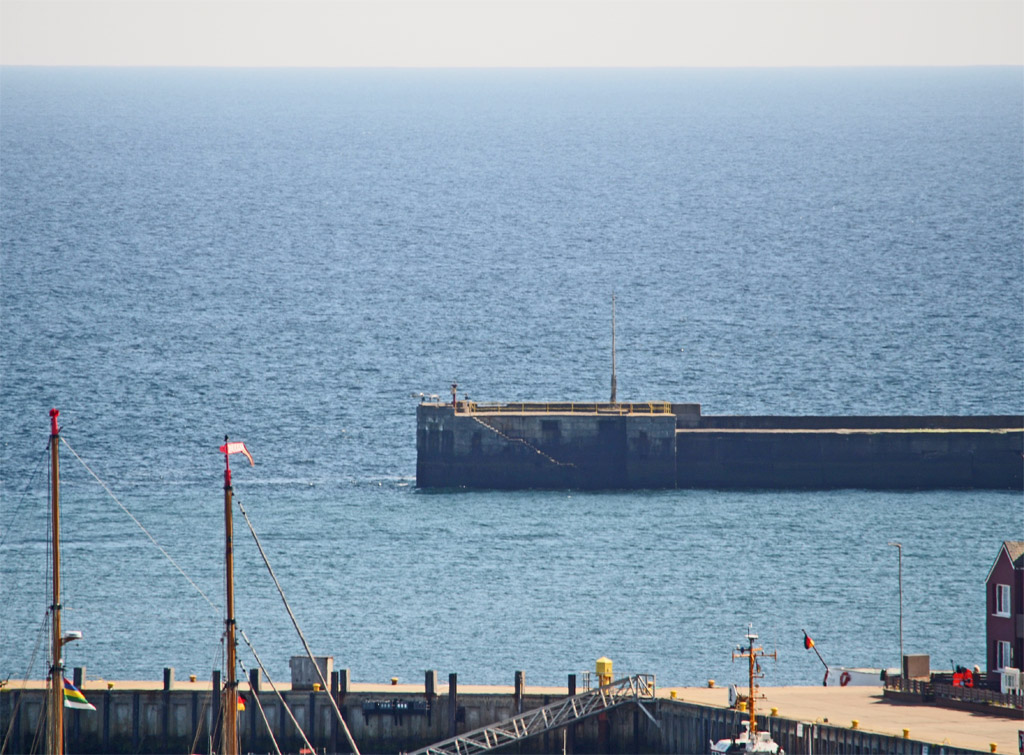 Der Molenkopf des Vorhafens auf Helgoland vom Oberland aus gesehen.