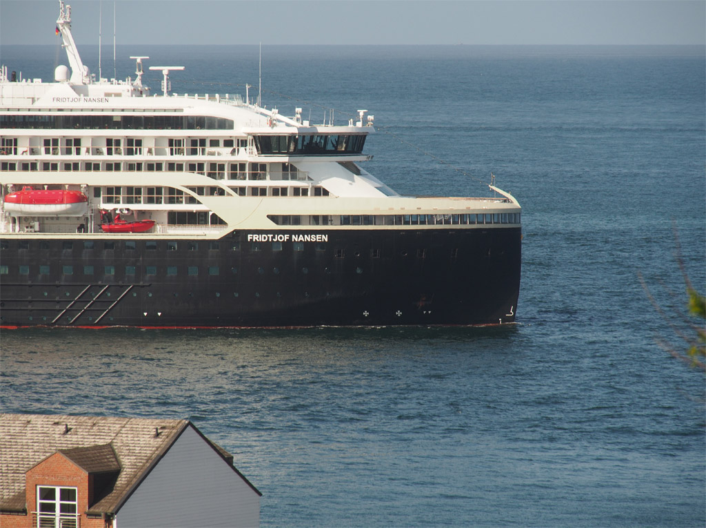 Explorerschiff Fridtjof Nansen vor Anker auf der Nordreede Helgolands.