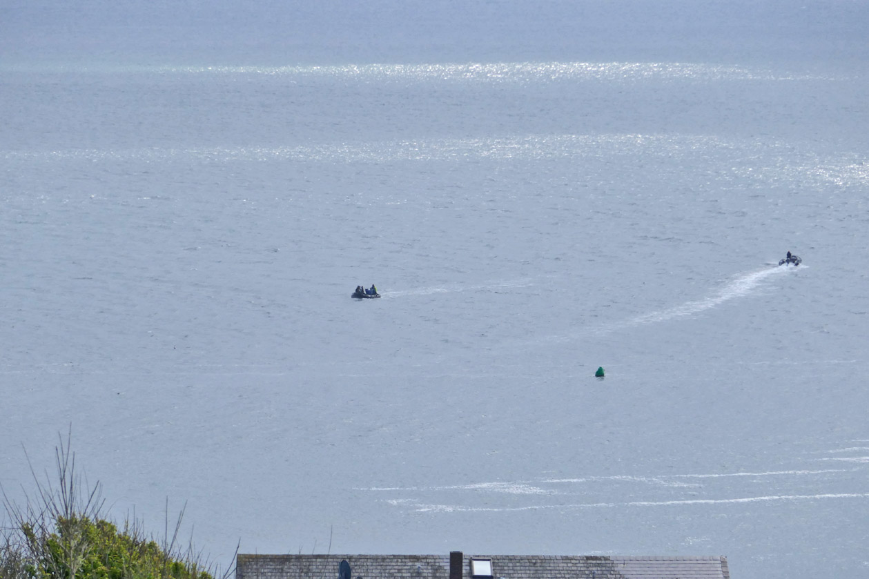 Mit bordeigenen, kleinen Schlauchbooten - Dingi - werden Kreuzfahrer auf Helgoland an Land gebracht.
